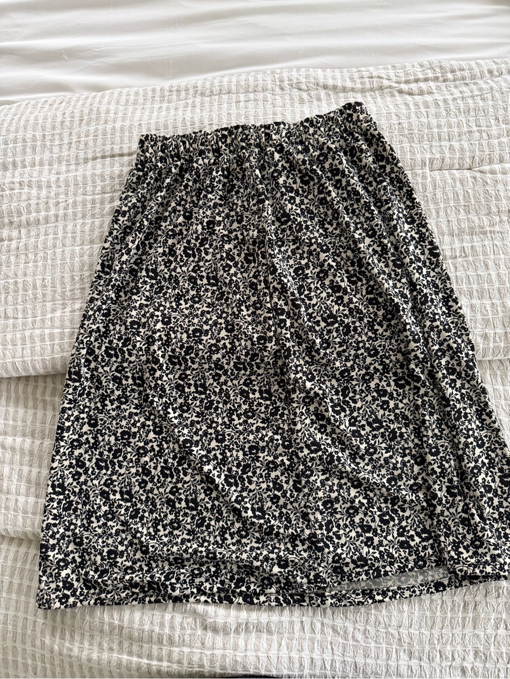 Uniqlo Black and White Floral Print Elastic Waist Midi Skirt